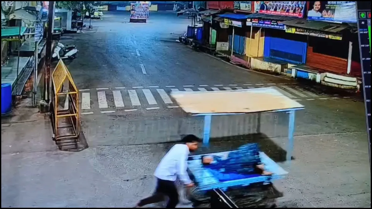 Husband taking wife to hospital Ratlam- India TV Hindi