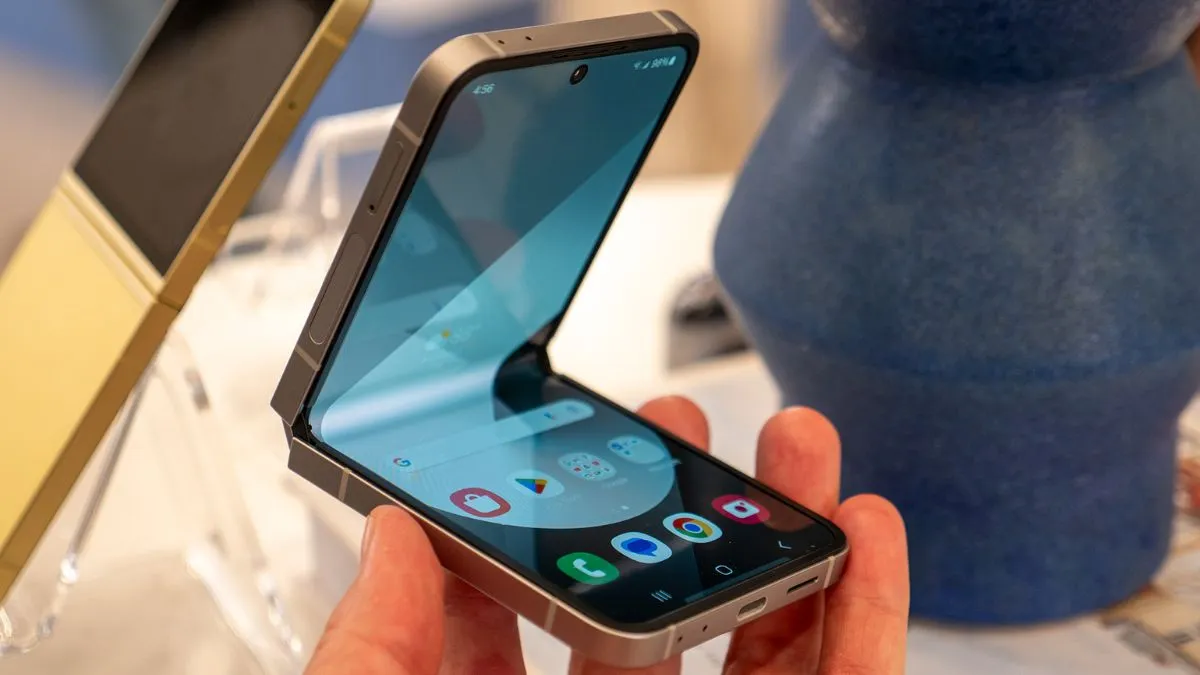 Samsung Galaxy Z Flip 7 Launch with Bigger Display Photo, Before Launch,