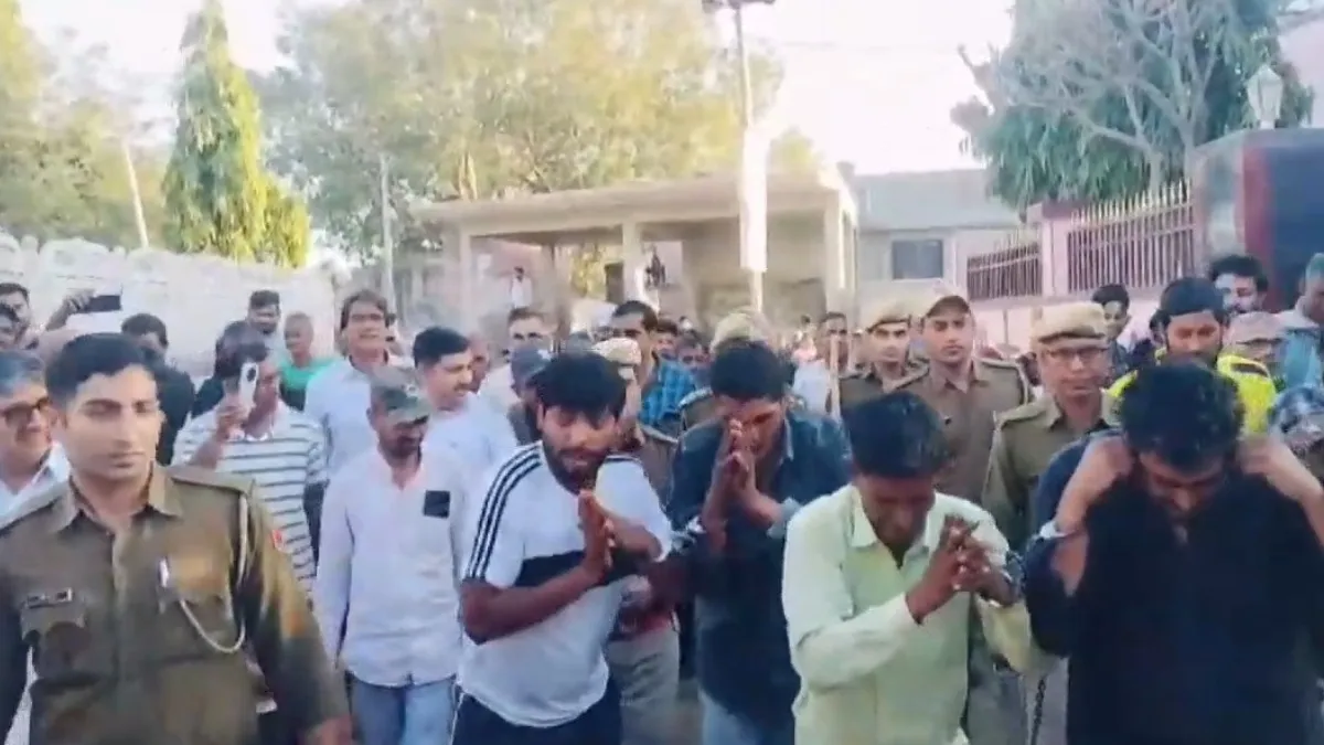 लंगड़ाते हुए कान पकड़कर माफी मांगते नजर आए अपराधी- India TV Hindi