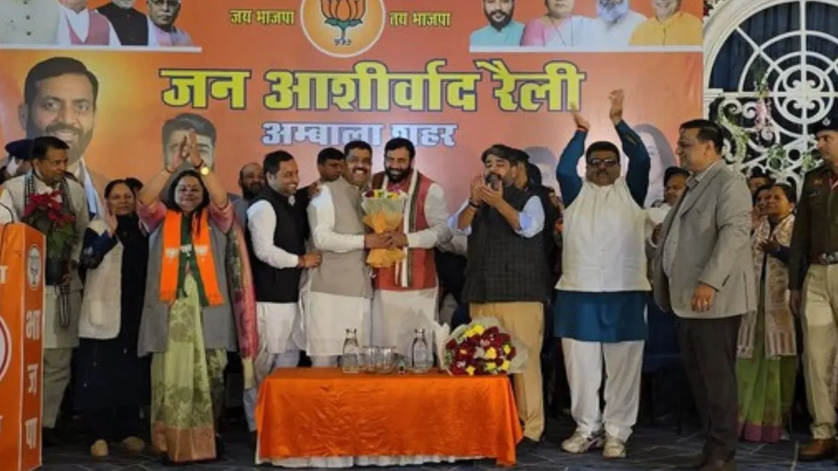 O vice -prefeito Rajesh Mehta se junta ao BJP.