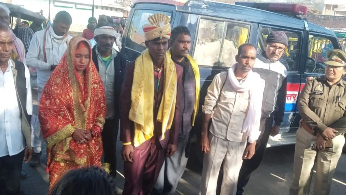 पुलिस ने अगले दिन मंदिर में कराई शादी।- India TV Hindi