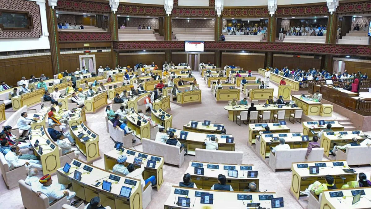 विधानसभा में जमकर हुआ हंगामा।- India TV Hindi