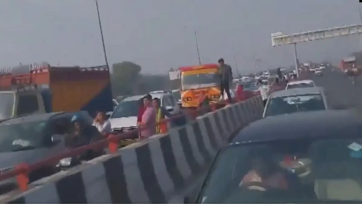 दिल्ली-मेरठ हाईवे पर लगा लंबा जाम।