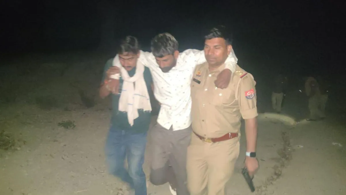 एक बदमाश के पैर में लगी गोली।- India TV Hindi