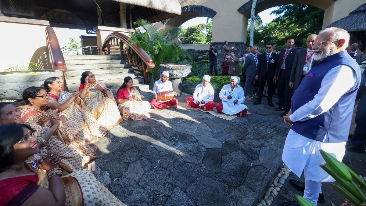 पारंपरिक बिहारी गीत से किया गया स्वागत।