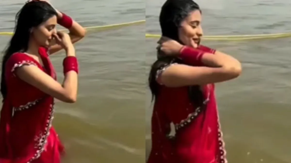 पवित्र स्नान के दौरान डुबकी लगाती लड़की- India TV Hindi