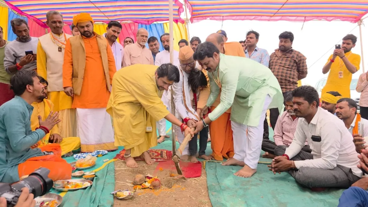 बाबा बागेश्वर ने रखी पहले हिन्दूग्राम की आधारशिला।