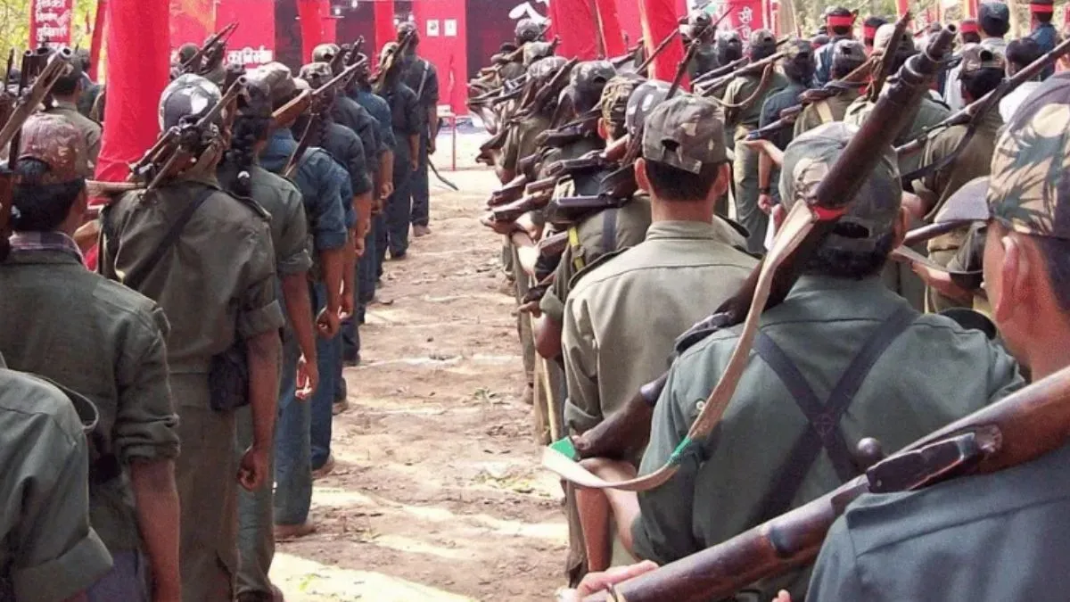 26 लाख रुपए के इनामी चार नक्सलियों समेत 22 माओवादियों ने सुरक्षाबलों के सामने आत्मसमर्पण किया। (प्रत- India TV Hindi