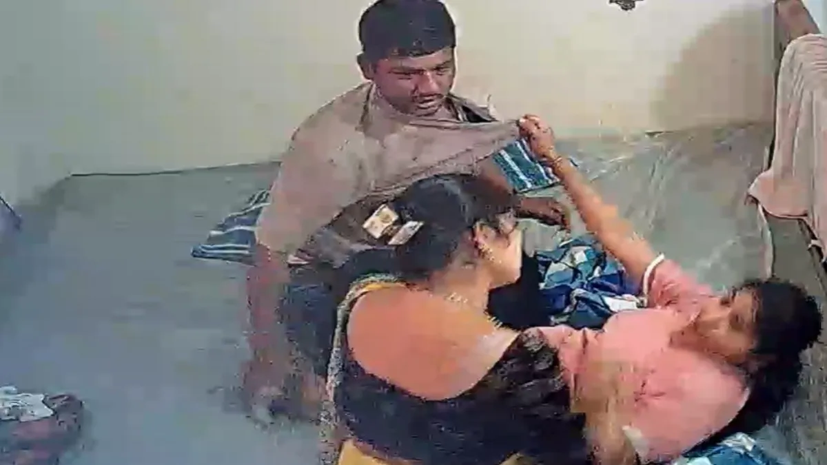 पत्नी ने पति की पिटाई की- India TV Hindi