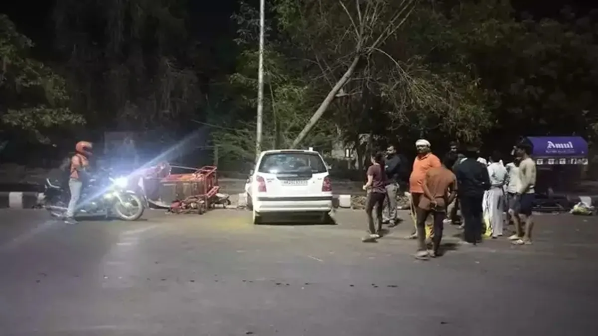अनियंत्रित कार...- India TV Hindi