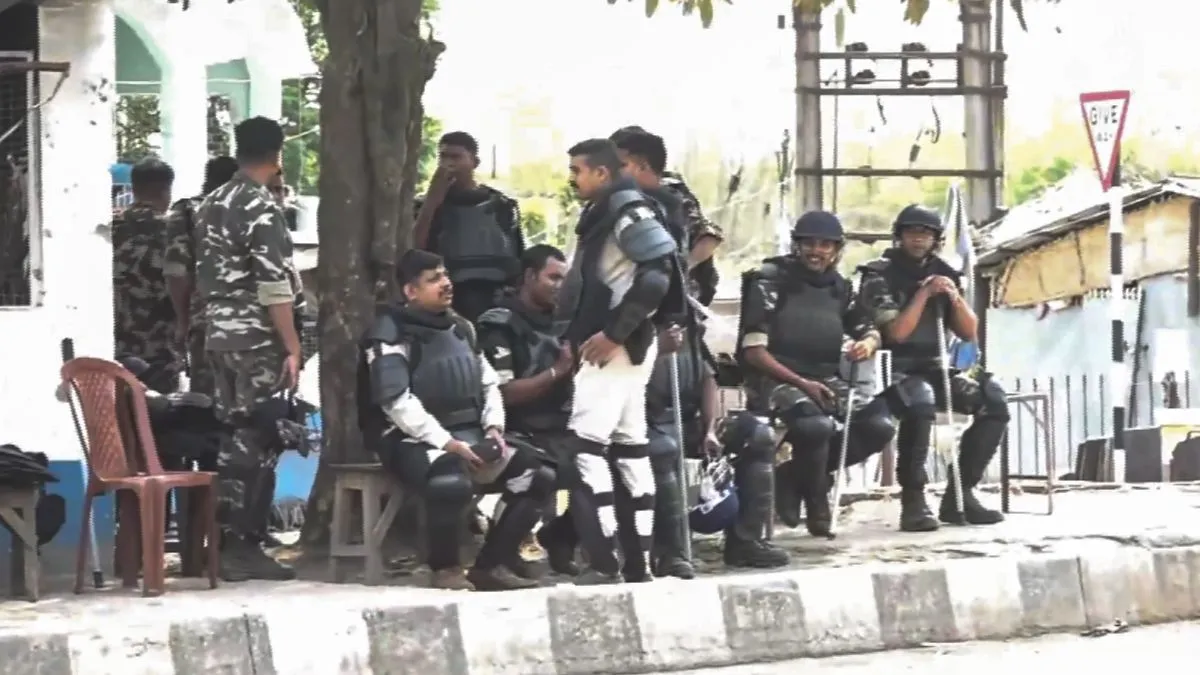 मुर्शिदाबाद की सड़कों पर पसरा सन्नाटा