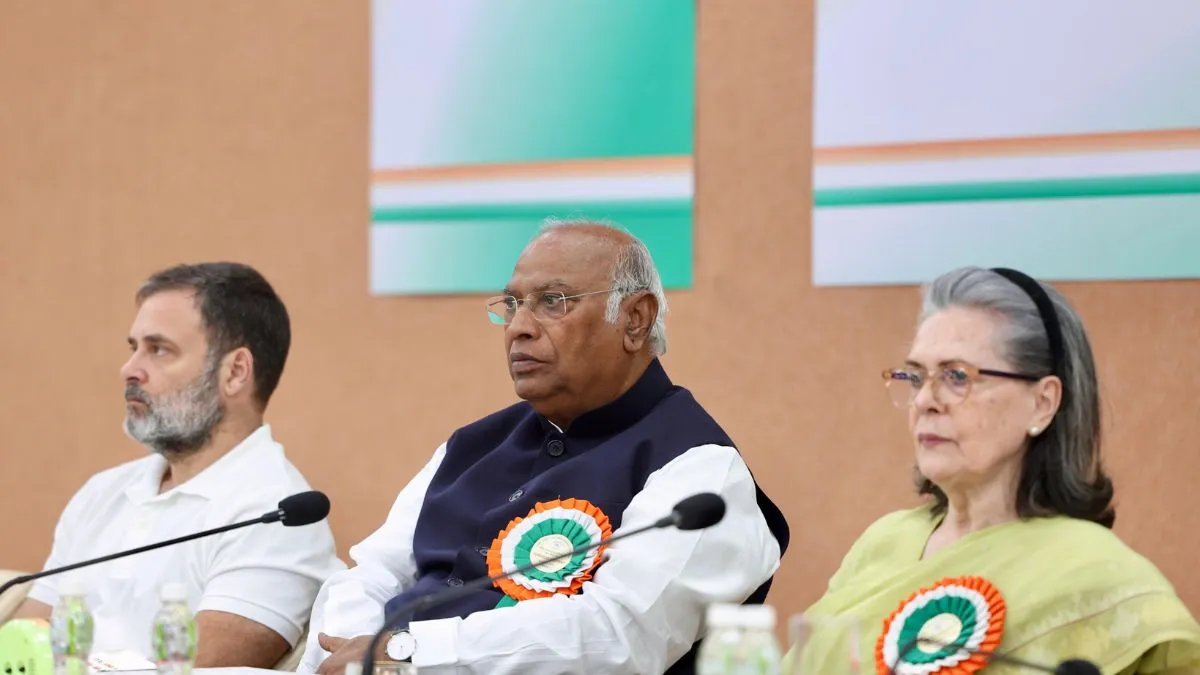 Mallikarjun Kharge, Rahul Gandhi and Sonia Gandhi in CWC meeting