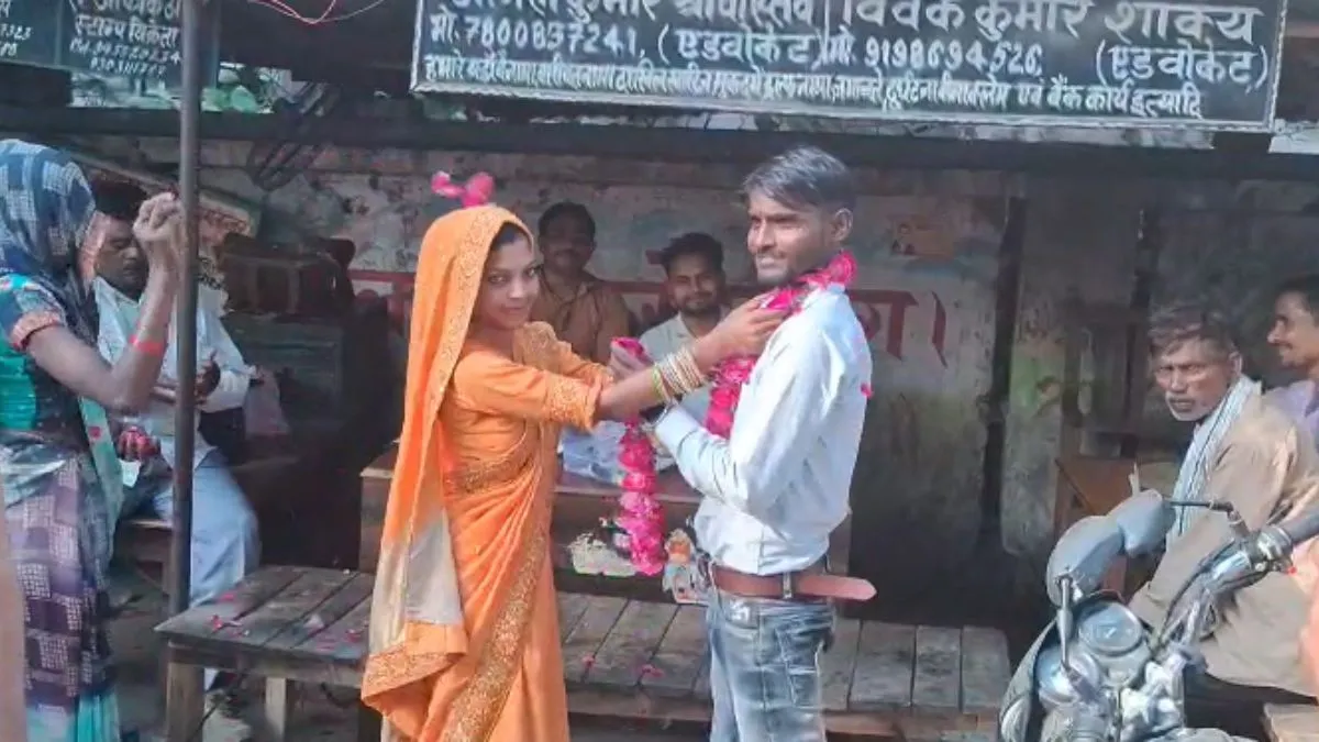 युवक ने पत्नी की शादी उसके प्रेमी से कराई- India TV Hindi
