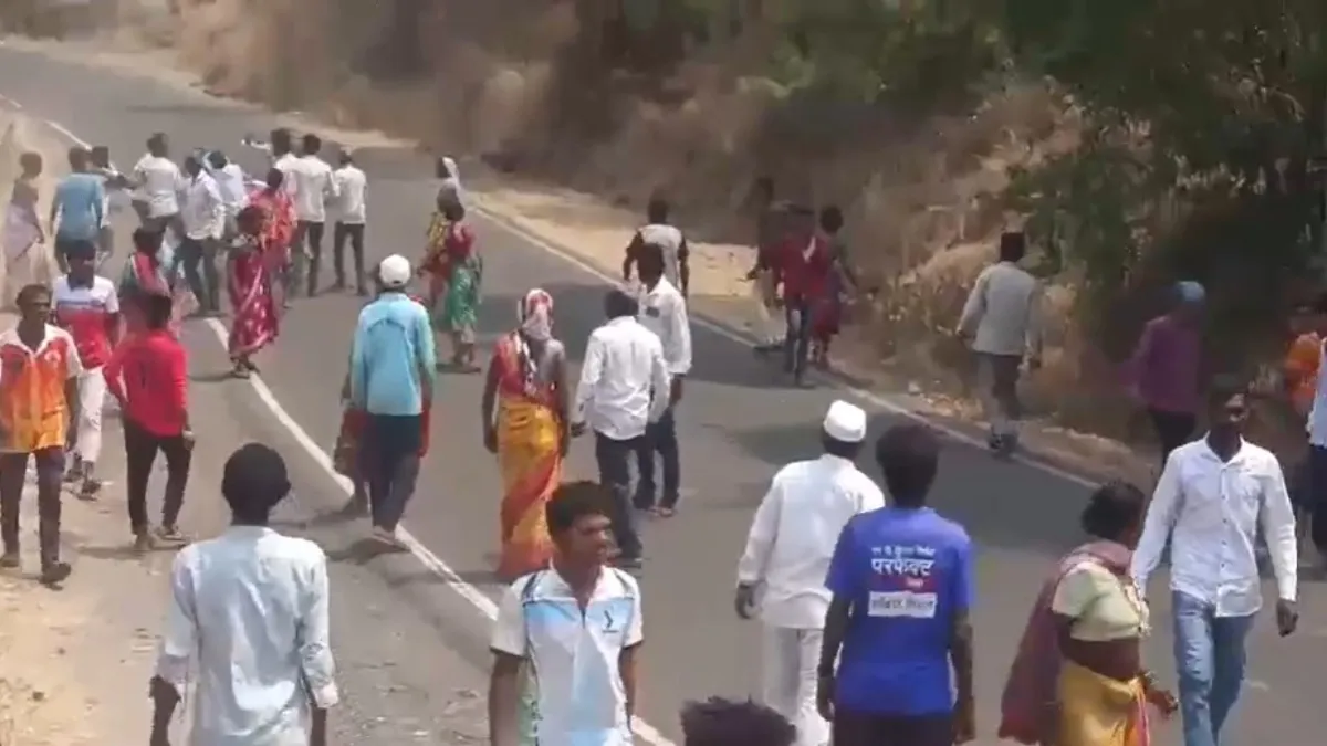 महाराष्ट्र के नासिक में पुलिस पर हमला। - India TV Hindi