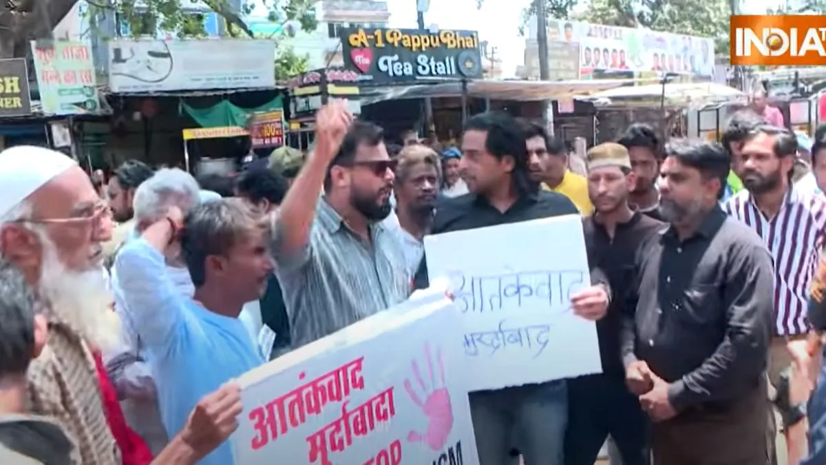 पहलगाम आतंकी हमले के खिलाफ प्रदर्शन करते हुए लोग- India TV Hindi