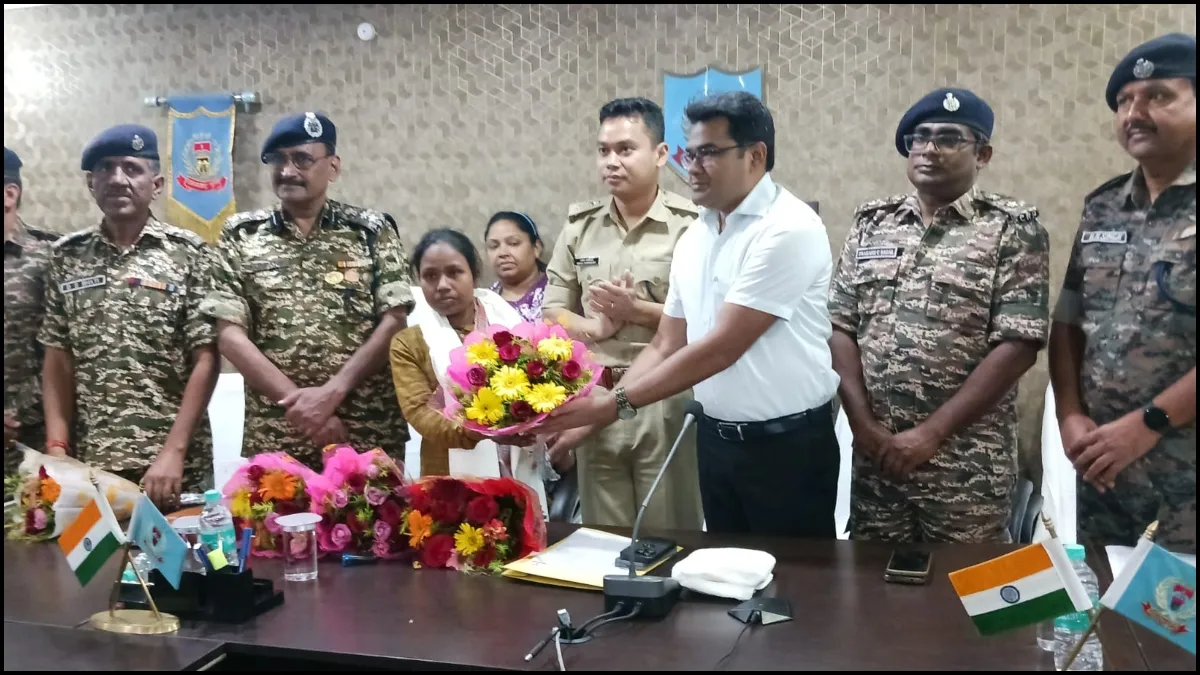 माओवादी सुनिता मुर्मू ने पुलिस के समक्ष किया सरेंडर
