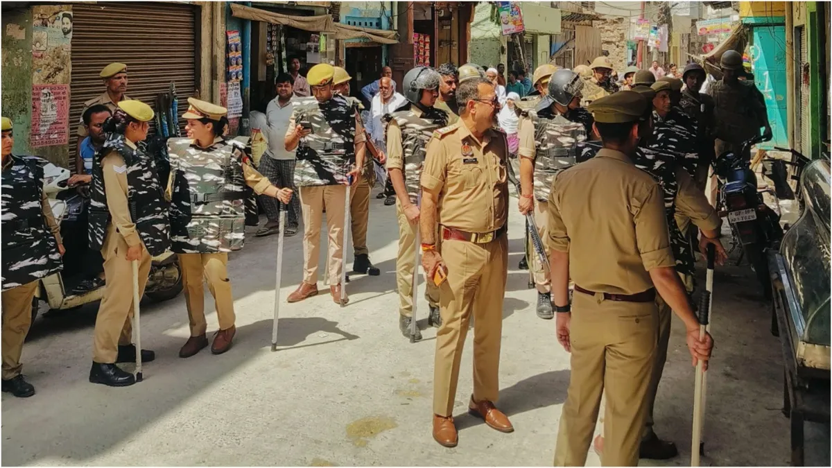 Kasabs brother speaking a threatening call to Mumbai Police control room said I will blow up the hea- India TV Hindi