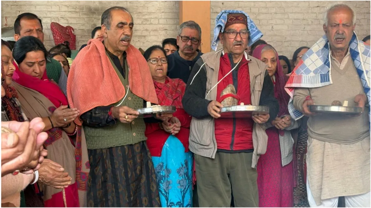 Kashmiri Pandits arrived in large numbers in Kashmir Valley offered prayers at Durganath Temple- India TV Hindi