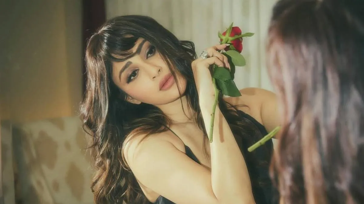 Mouni Roy 
