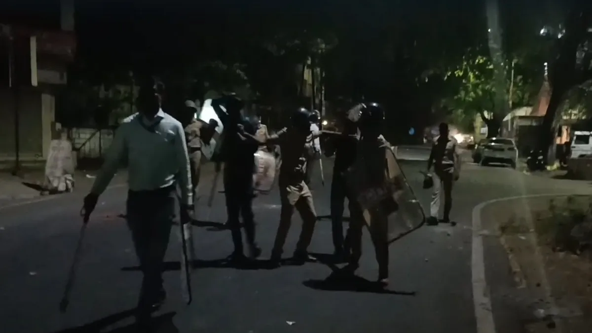 भीड़ को तितर-बितर करने...