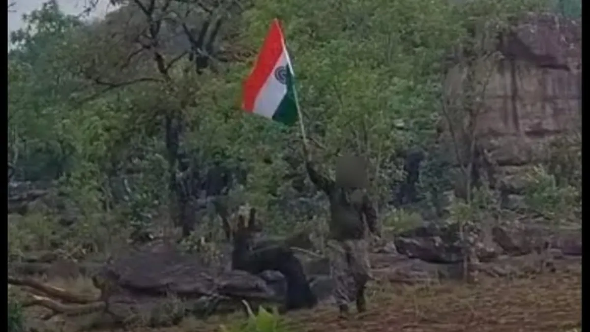 करेगुट्टा पहाड़ी की चोटी पर लहराया गया तिरंगा- India TV Hindi