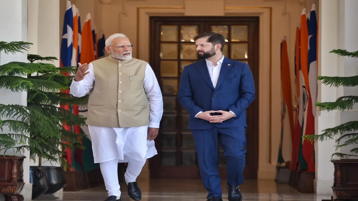 प्रधानमंत्री नरेंद्र मोदी (L) चिली के राष्ट्रपति गेब्रियल बोरिक फॉन्ट (R) - India TV Hindi