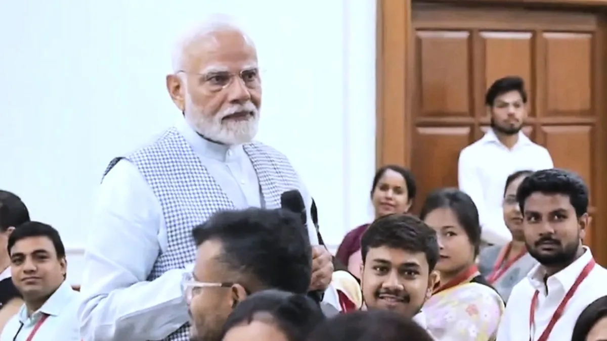 नई दिल्ली में मंगलवार को अपने आवास पर मुद्रा लोन लाभार्थियों से बातचीत करते प्रधानमंत्री नरेन्द्र मो
