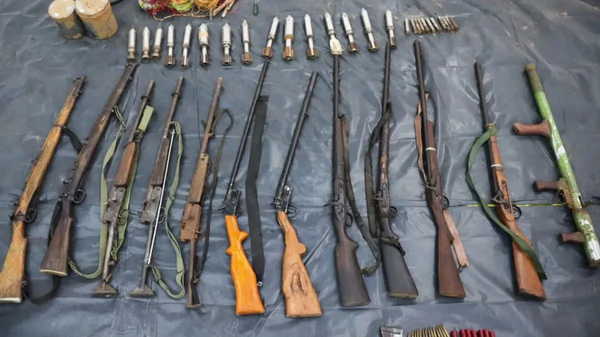Police arrested 6 Naxalites.