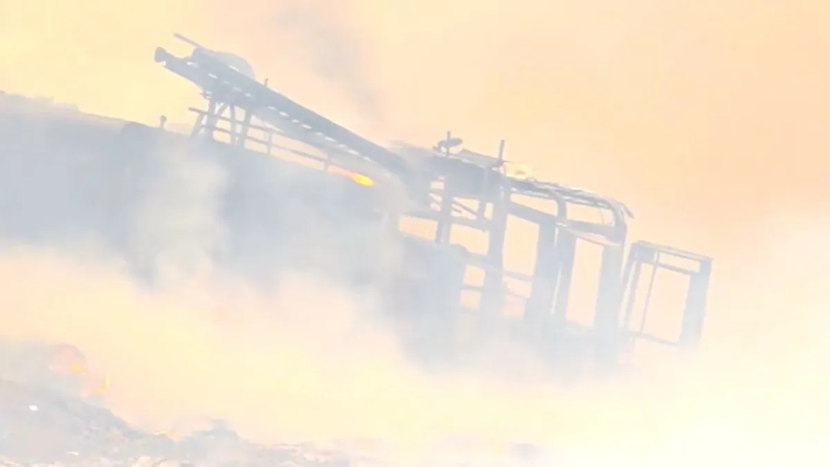 फायर ब्रिगेड की गाड़ी जलकर हुई खाक।- India TV Hindi