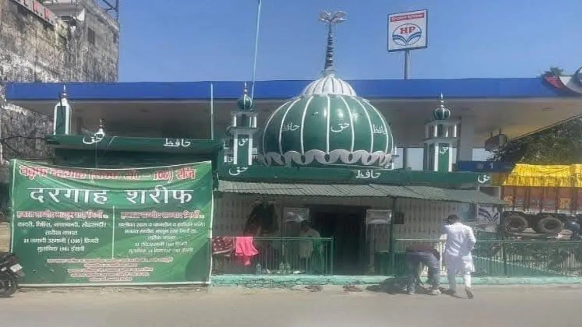 100 साल पुरानी मजार को गिराया।- India TV Hindi