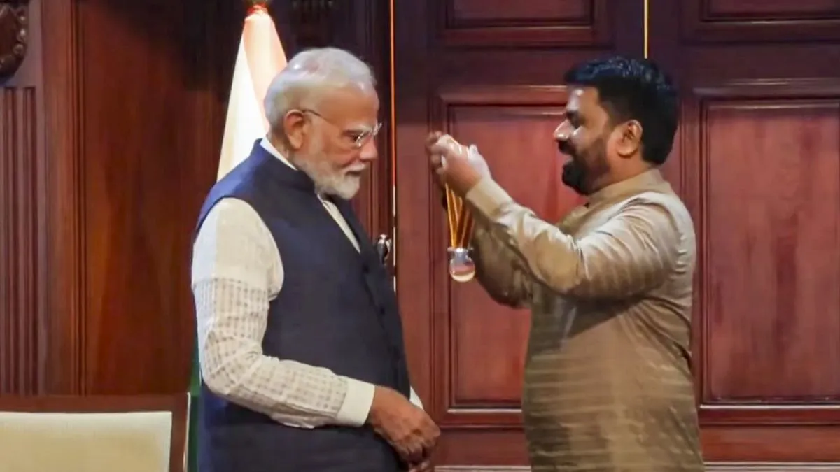 पीएम मोदी को मित्र विभूषण अवार्ड देते श्रीलंका के राष्ट्रपति अनुरा कुमारा दिसानायके।- India TV Hindi