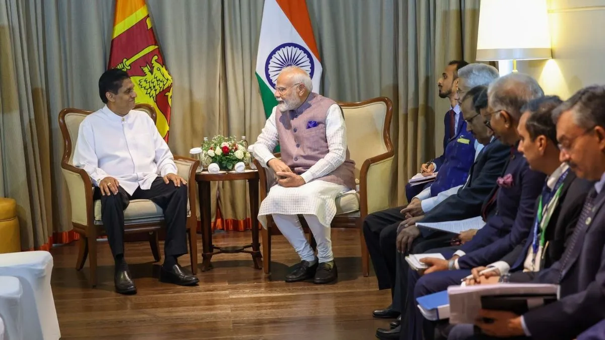 पीएम मोदी और श्रीलंका में विपक्ष के नेता सजीथ प्रेमदासा।