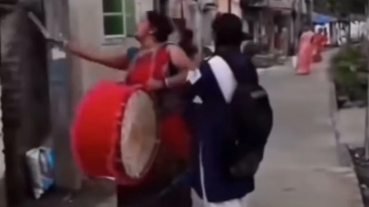 बेटी के पास होने पर मां ने ढोल पीट-पीटकर मनाई खुशी- India TV Hindi