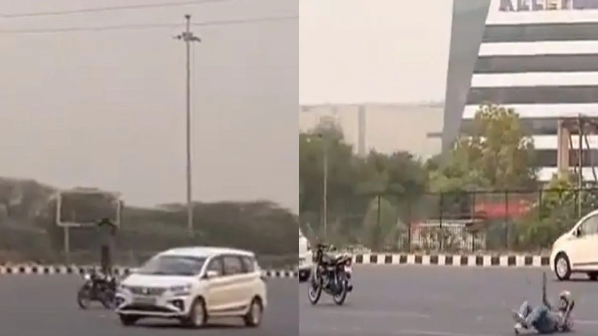 बाइक पर स्टंट करते हुए युवक- India TV Hindi