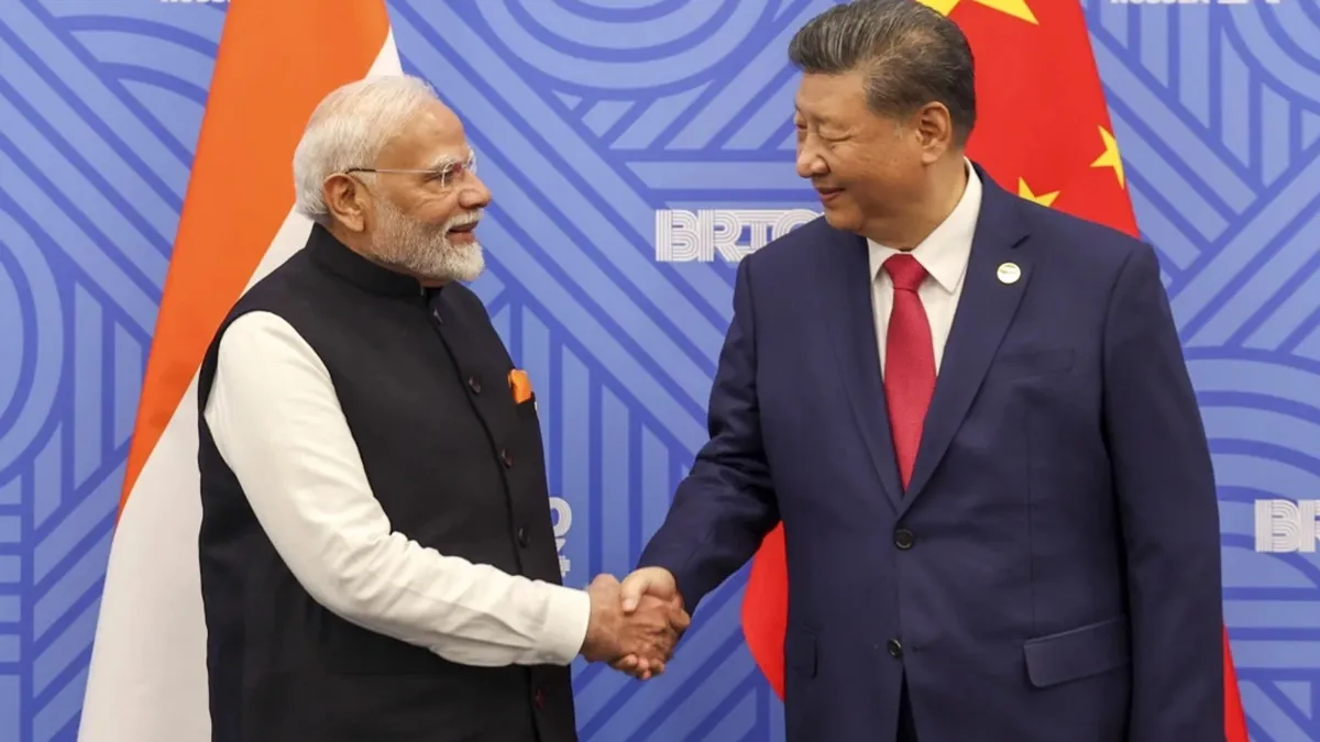 पीएम मोदी (L) शी जिनपिंग (R)- India TV Hindi