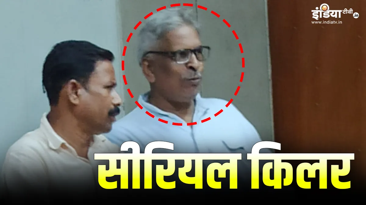 चश्मे पहना हुए राजा कलंदर साथ में वक्षराज- India TV Hindi