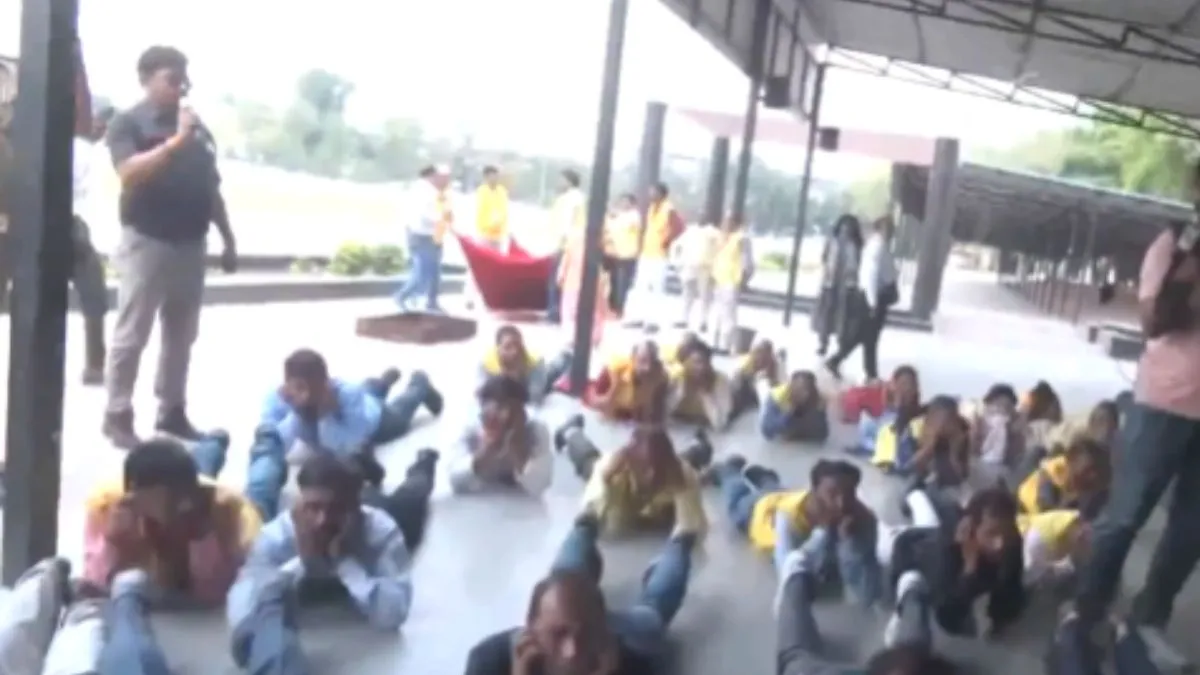 मॉकड्रील अभ्यास करते लोग