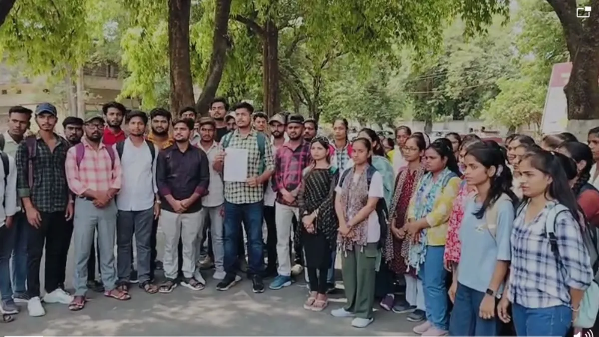बलिया में सैकड़ों छात्र-छात्राओं का प्रदर्शन।- India TV Hindi