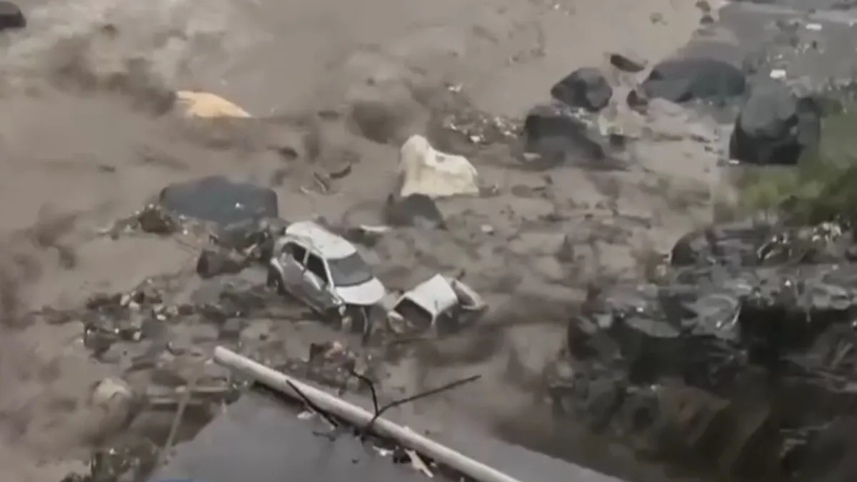 बादल फटने से कई वाहन पानी के सैलाब में बहे- India TV Hindi