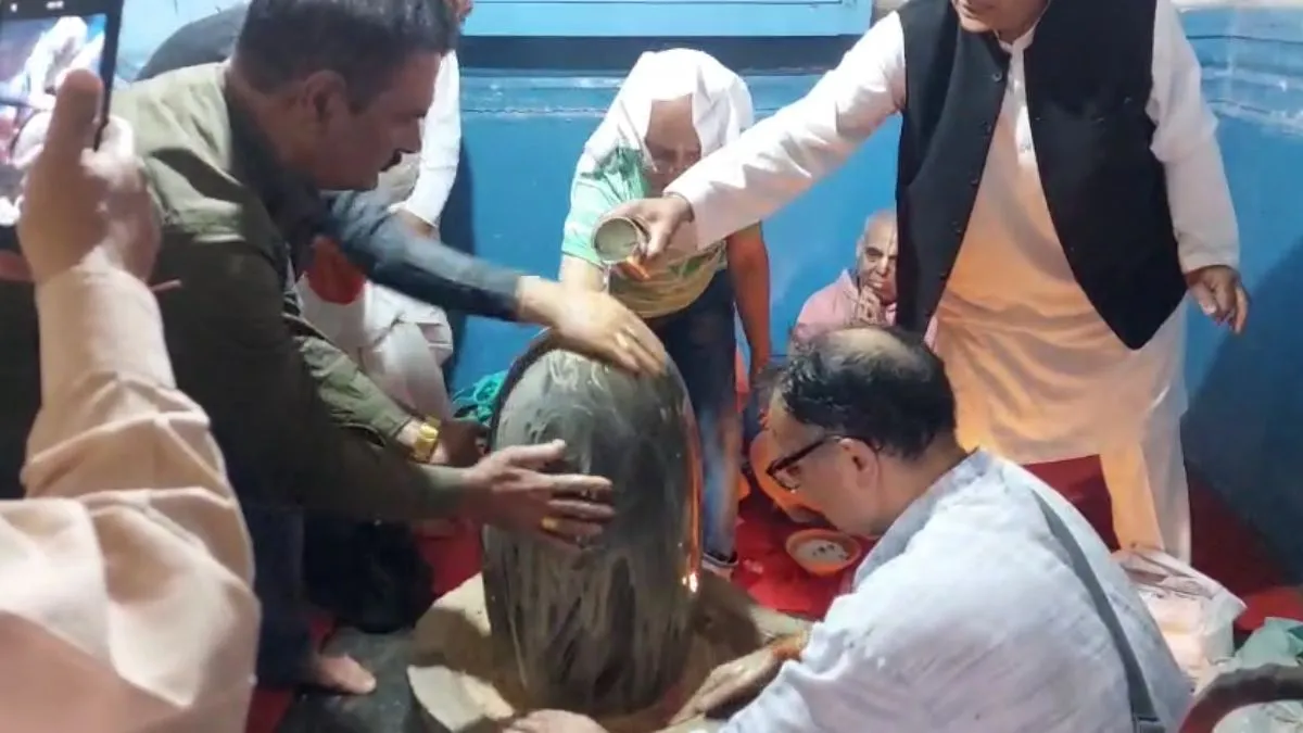 शिव मंदिर में 35 साल बाद फिर से की गई शिवलिंग की स्थापना- India TV Hindi