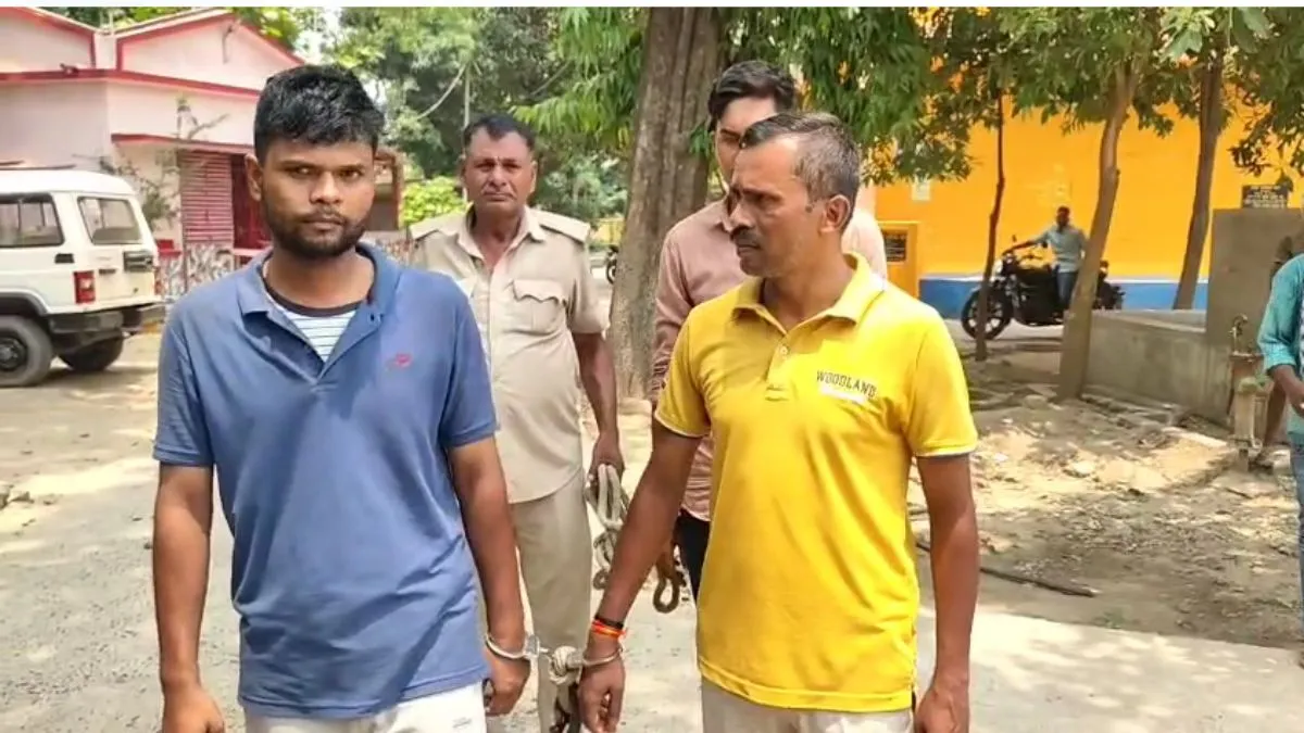 पुलिस हिरासत में शराब तस्करी के आरोपी- India TV Hindi