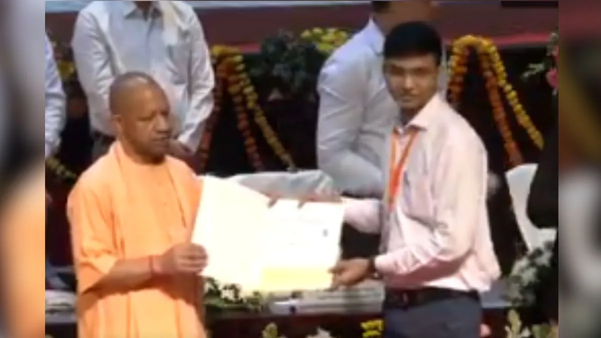 मुख्यमंत्री योगी आदित्यनाथ ने कुल 543 नवचयनित शिक्षकों को बांटे नियुक्ति पत्र- India TV Hindi