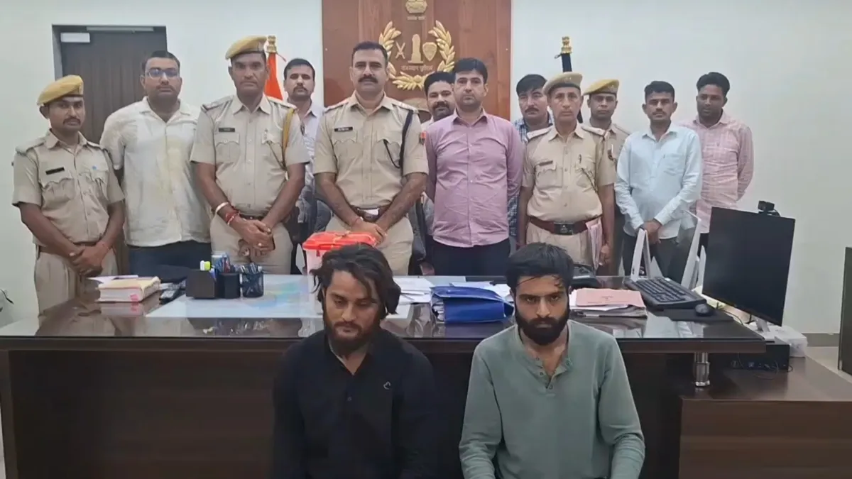 Accused with police- India TV Hindi