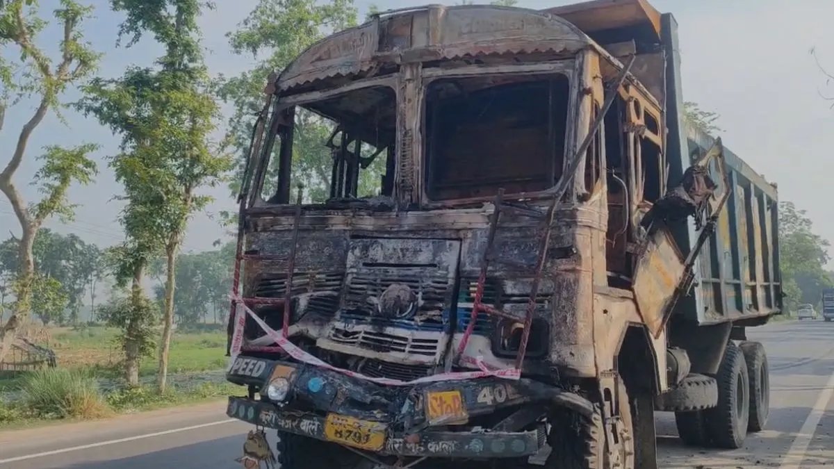 ट्रक से टक्कर के बाद हाइवा में लगी आग - India TV Hindi