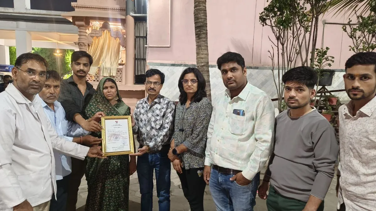 बच्ची के नेत्रदान का प्रमाण पत्र लेते परिजन- India TV Hindi