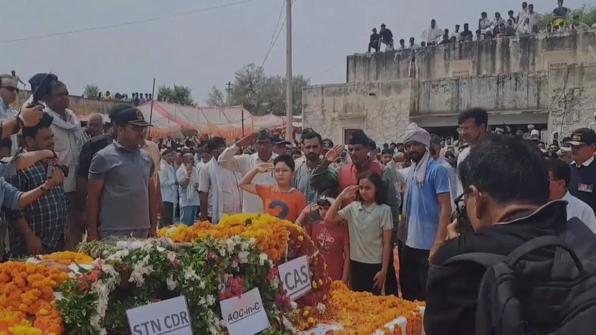 सार्जेंट सुरेंद्र सिंह मोगा की बेटी वर्तिका सलामी देते हुए - India TV Hindi