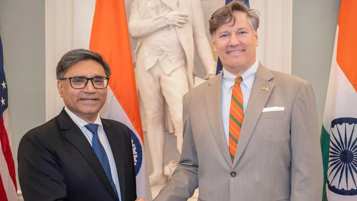 विदेश सचिव विक्रम मिसरी (L) अमेरिका के उप विदेश मंत्री क्रिस्टोफर लैंडाउ (R)