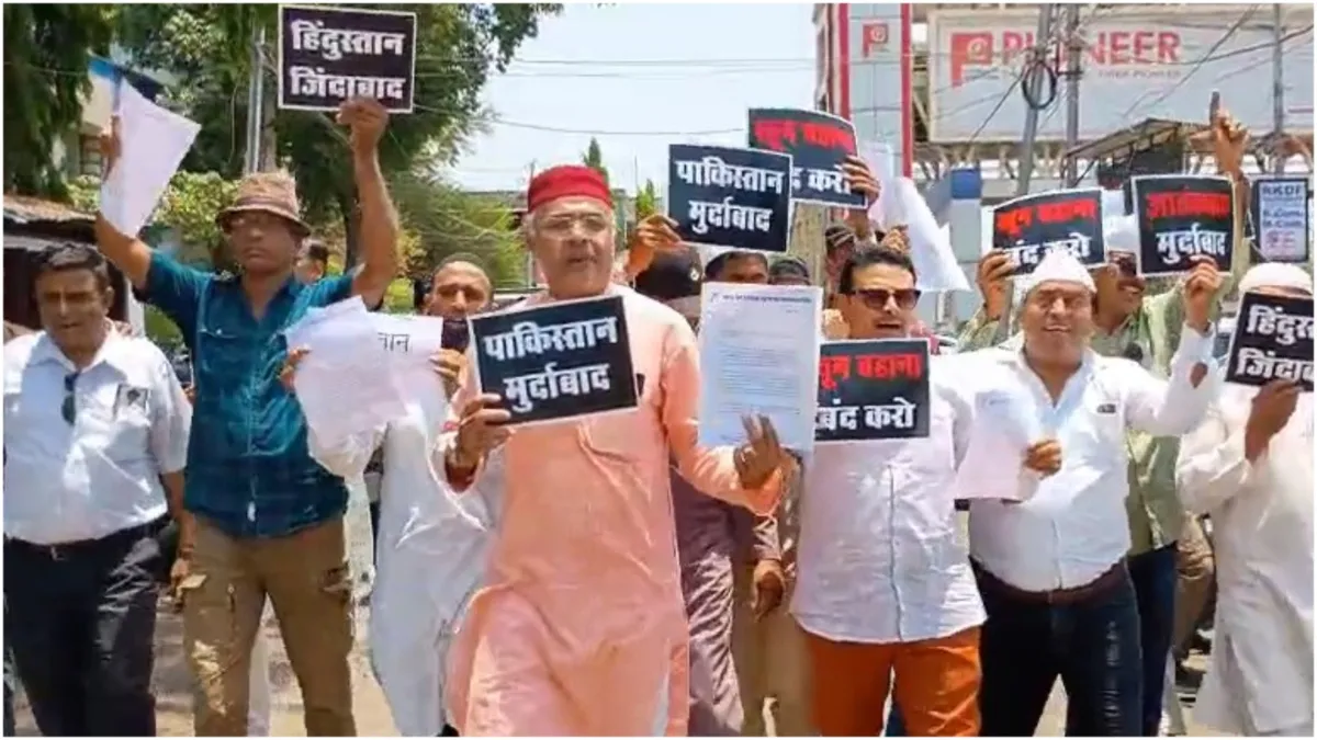 Muslim community protested in Bhopal and said we will destroy Pakistan