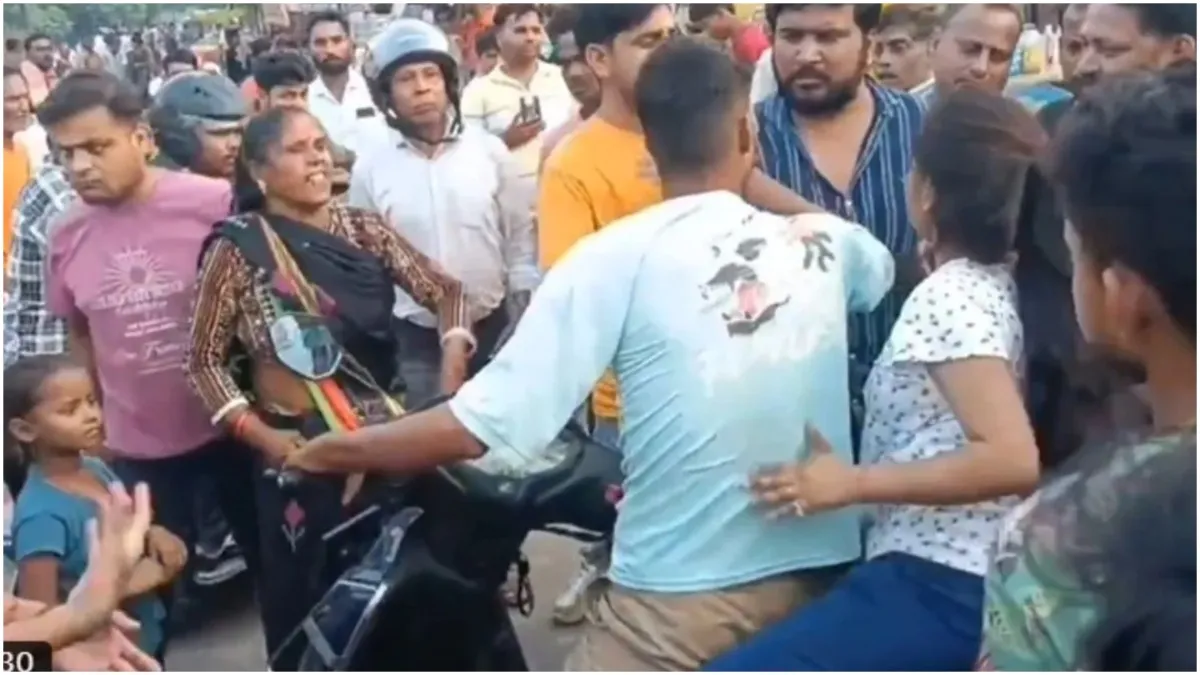Caught eating chowmein with girlfriend Kanpur youth thrashed by parents in public see viral Video- India TV Hindi