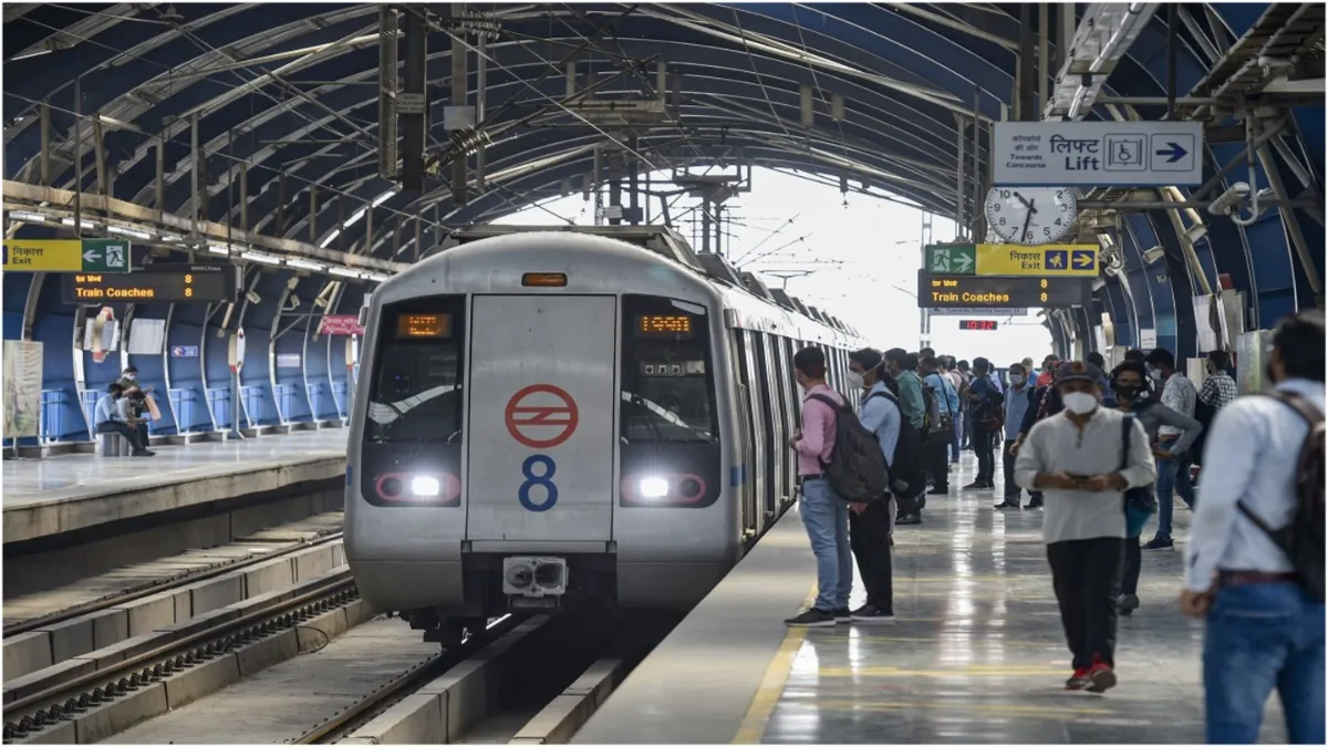 Big disclosure about carrying weapons in Delhi Metro this information came to light in RTI